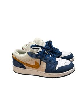 Nike Kids Low-Top Sneakers in White, Navy & Gold